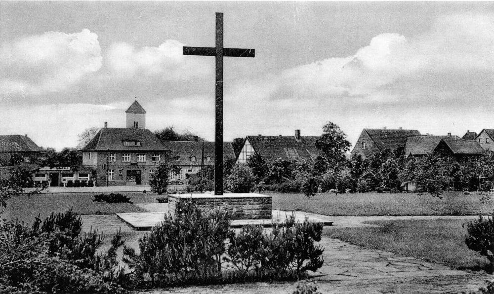 "Unseren Toten": Das Ehrenmal an der Westfalenstraße (um 1952, im Hintergrund Heithorn und Scheller; historische Postkarte Sammlung Stoffers (Münsterländische Bank - Stadtarchiv) 0101)