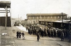 Ankunft neuer Kriegsgefangener im Lager II (Rennbahn) während des Ersten Weltkriegs (Foto: Stadt Münster/Stadtarchiv)