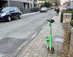 Elektroroller am Klosterwald (11.2.2022, 17.51h; Foto: Henning Klare)