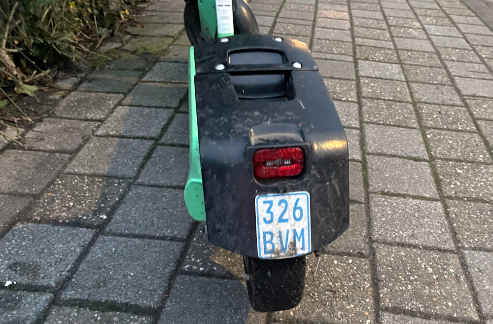 Über das Kennzeichen lassen sich Halter und Fahrer leicht ermitteln (Am Klosterwald, 11.2.2022, 17.51h; Foto: Henning Klare)