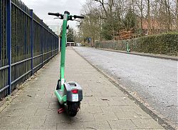 Hier stehen gleich 3 Elektroroller im Weg (Am Klosterwald, 2.2.2022; Foto: Henning Klare)