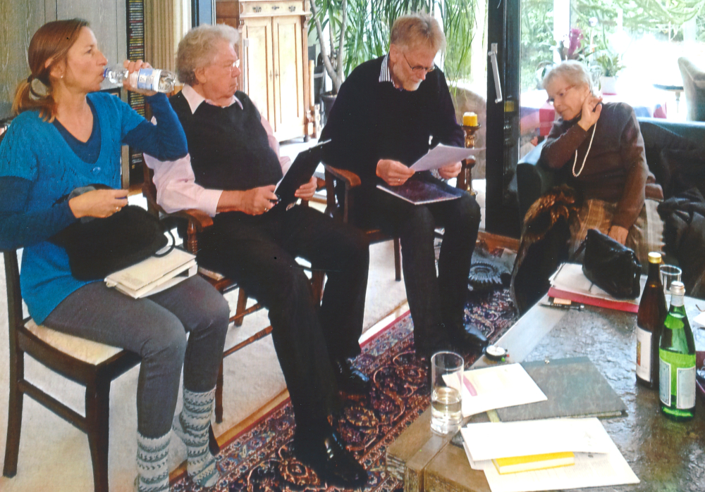 Vorleseprobe im Wohnzimmer: Lucia Wünsch, Günter Rohkämper-Hegel, Henning Klare, Beate Eichler-Saile (2012)