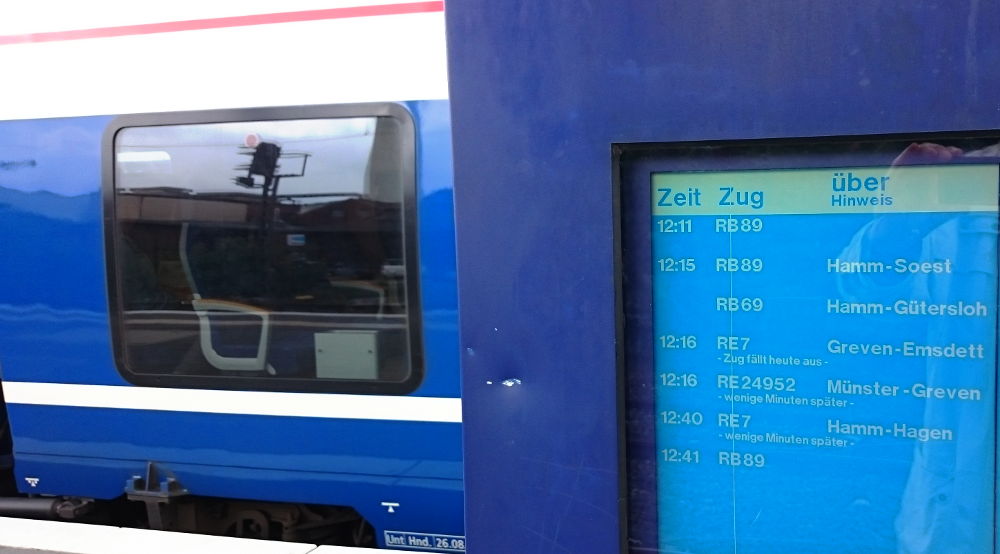 Hier fährt der RE 7-Zug von National Express - das Display der Deutschen Bahn sagt das Gegenteil (30.6.2017; Foto: Klare)