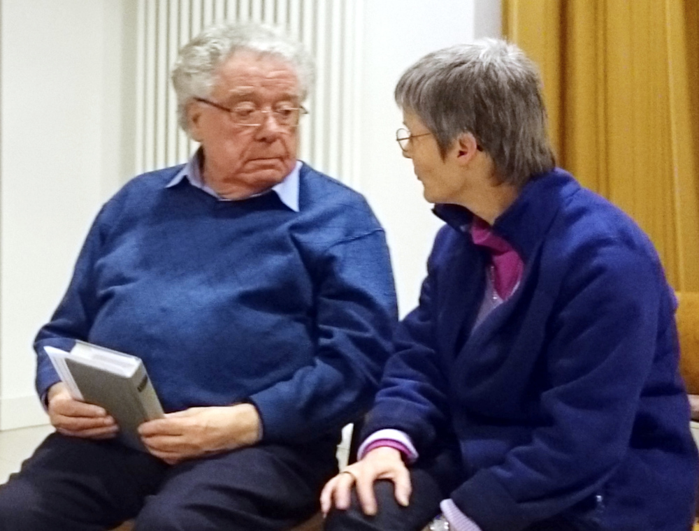 Mit Schwester Barbara am Kamin des MSC-Welthauses: Günter Rohkämper-Hegel (8.11.2019; Foto: Henning Klare)
