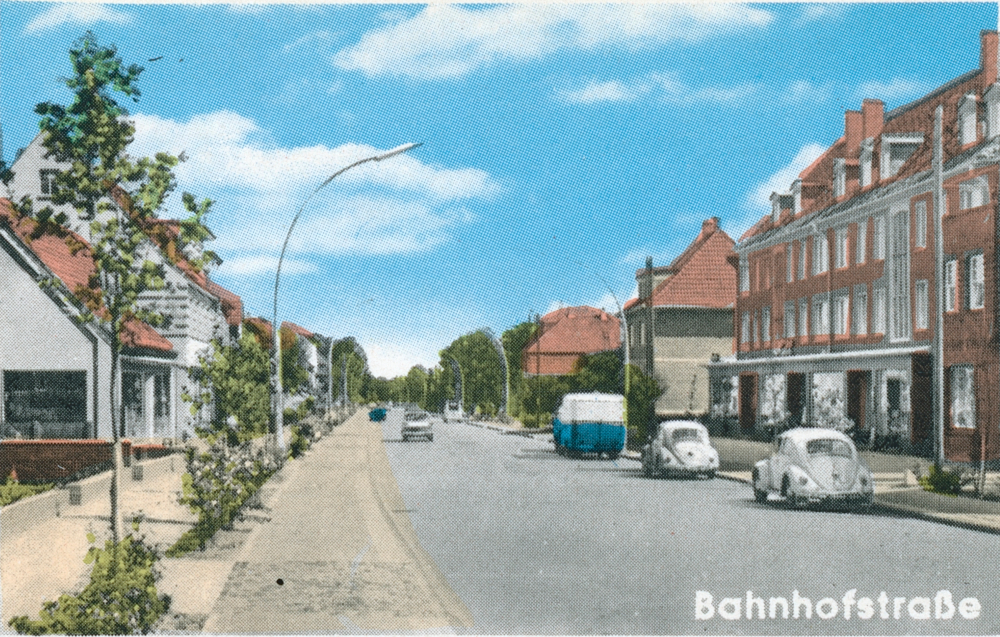 Hiltrup, Bahnhofstraße, Blick nach Osten: vorn links Nr. 31 (Beitelhoff), rechts Nr. 36 (Frisör Heßling) (1957, historische Postkarte)