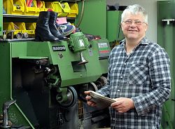 Schuhmachermeister Christian Hullmann (31.5.2022; Foto: Henning Klare)