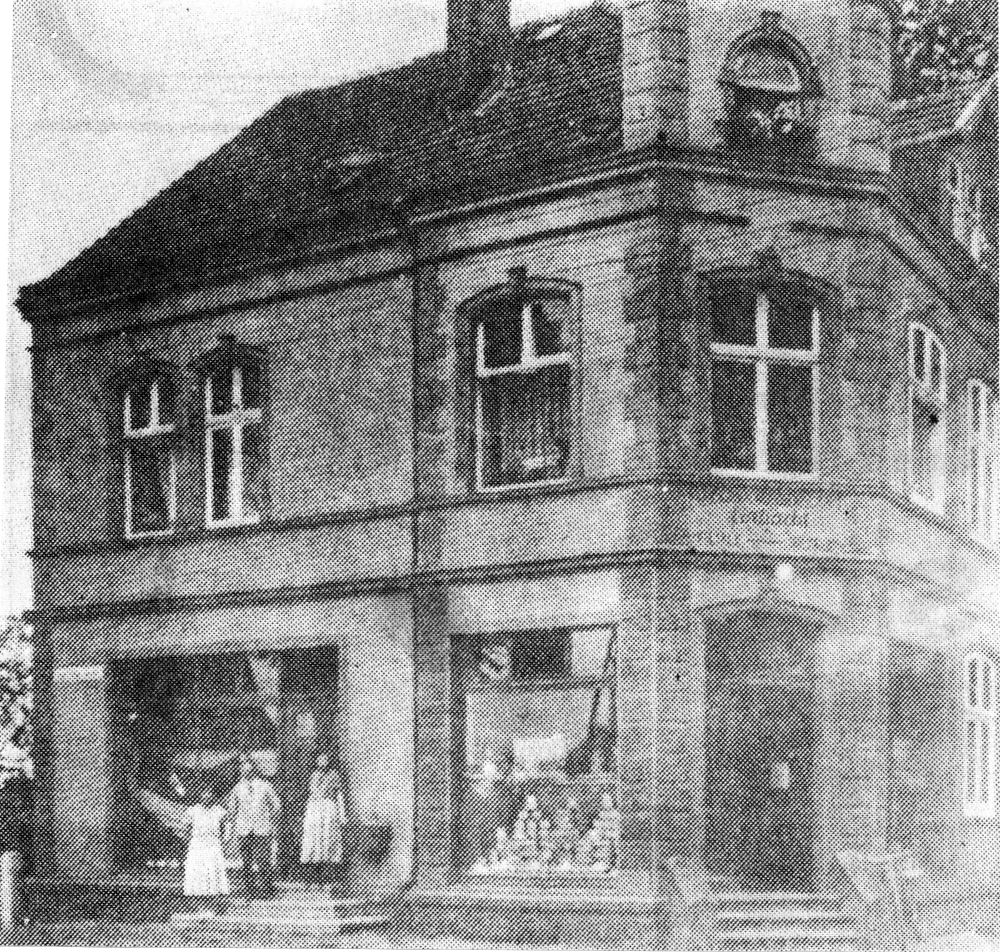 Das frühere Kaiserliche Postamt Hiltrup, Bahnhofstr. 32 (heute: Marktallee) im Jahr 1932. Links: Textilhaus Grosche; auf der Ecke: Konsumgenossenschaft Eintracht (Foto: Hiltruper Museum; Bearbeitung: Henning Klare)