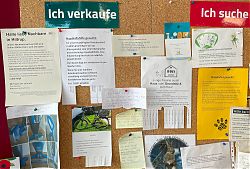 Burdas nebenan.de am schwarzen Brett des Bioladens (17.6.2022; Foto: Henning Klare)