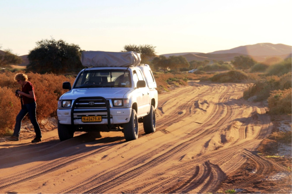 Namibia: Unterwegs auf sandiger Piste (Foto: Karl-Heinz Winter)