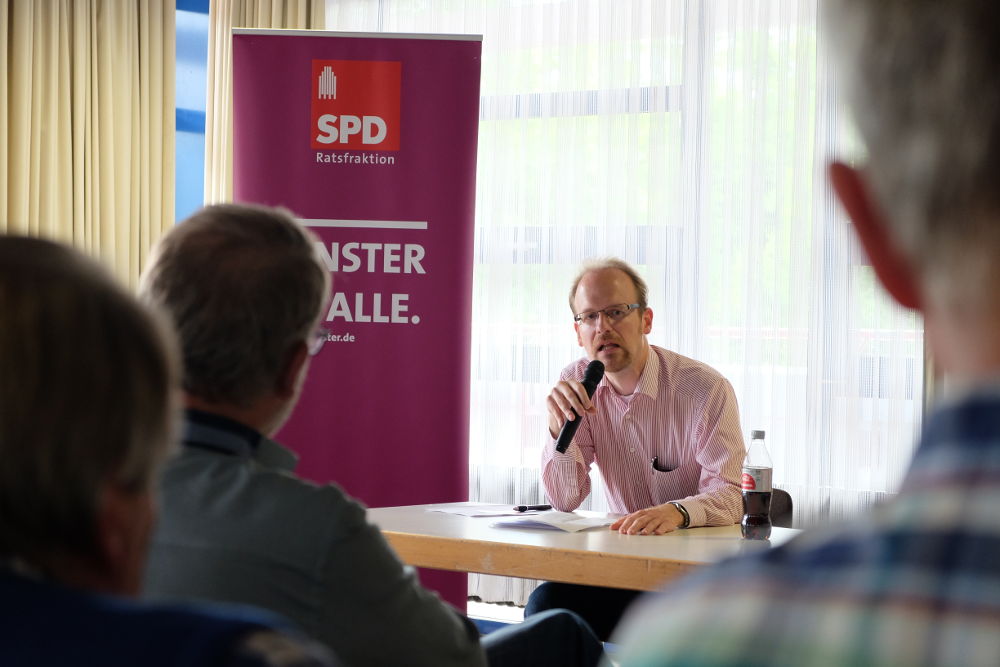 Dr. Michael Jung, Vorsitzender der SPD-Ratsfraktion, im Bürger-Dialog (4.7.2017; Foto: Klare)