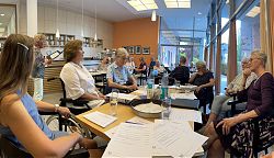 Literatur-Werkstatt im Café Marie: Der VorLeseClub mit dem Lob der Langsamkeit (29.6.2022; Foto: Henning Klare)