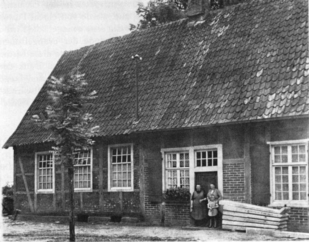 Hiltrup: Alte Schule am Kirchhof von Alt-St. Clemens (Foto ca. 1930?, Hiltruper Museum)