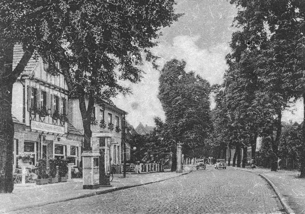 Altes Gasthaus Heithorn (links), daneben das Café und das Restaurant H. Scheller / Zum Nordpol (um 1940; historische Postkarte, Hiltruper Museum)