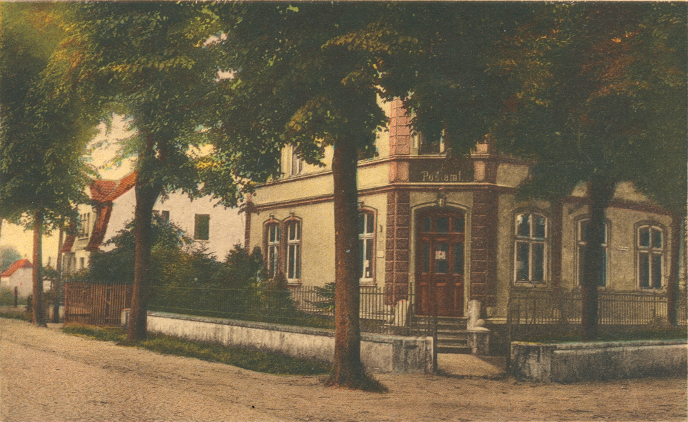 Um 1922, von rechts: Postamt Hiltrup (Bahnhofstr. 32 / Ecke Klosterstraße; später Textilgeschäft Grosche); Averesch (Schuhmacherei); im Hintergrund das spätere Haus Weischer? (historische Postkarte, Hiltruper Museum; Bearbeitung: Henning Klare)