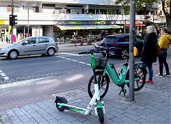 Hiltrup, Marktallee vor Grosche am 10.10.2022, 11.08h: Verleih-Roller und -Rad blockieren den Weg (Foto: Henning Klare)