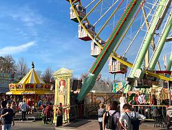 Riesenrad und Sonne: Herbstsend in Münster (29.10.2022; Foto: Henning Klare)