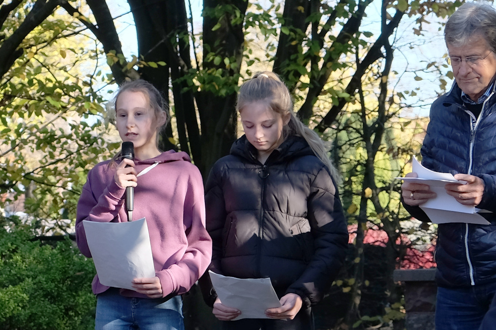 Zwei Hiltruper Schülerinnen tragen auf Einladung von Bezirksbürgermeister Stein „GedenkSplitter“ vor (13.11.2022, Foto: Henning Klare)