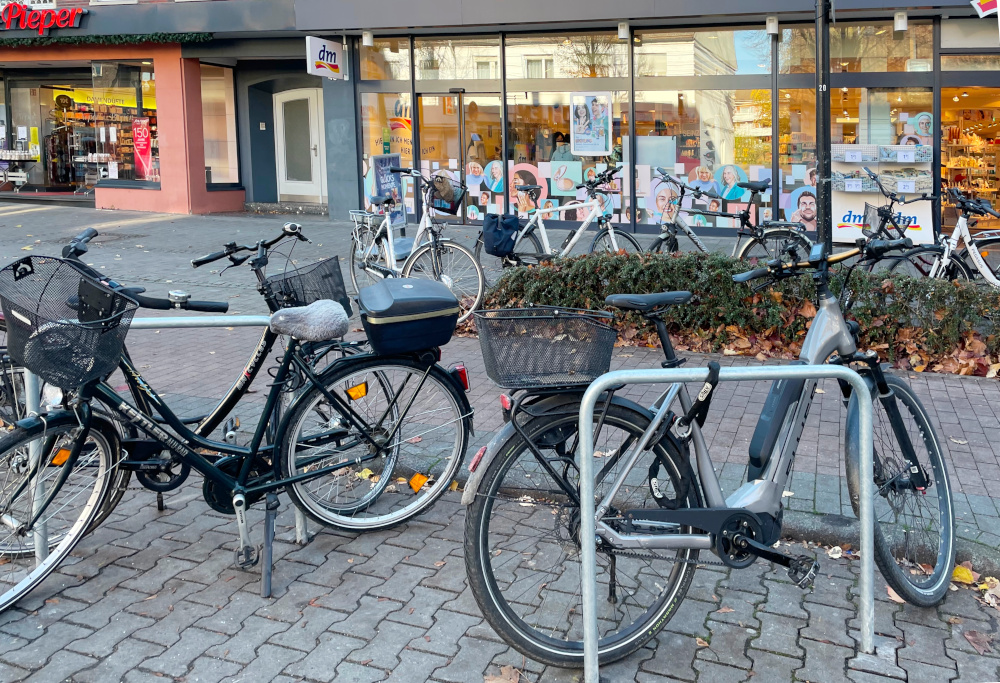 Die neuen Radständer vor dm an der Marktallee 40 sind schnell besetzt (19.11.2022, Foto: Henning Klare)