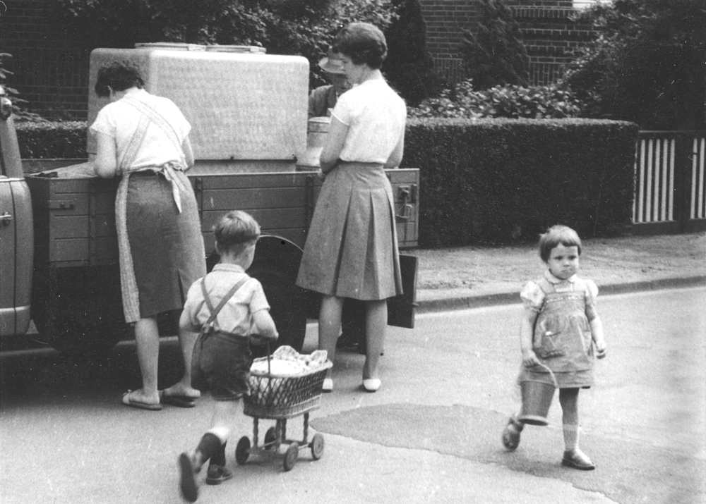 Der Milchmann kommt mit dem Dreirad-Lieferwagen (Goliath “Goli”, um 1960; Foto: Hiltruper Museum)