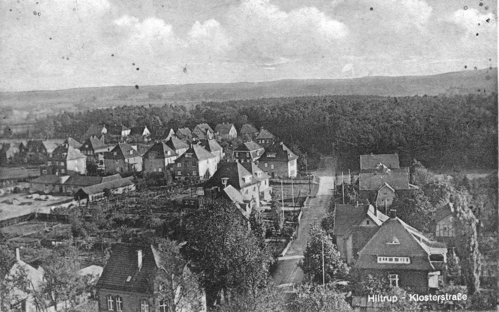 Um 1937: Blick von der Clemens-Kirche in die Klosterstraße (heute: Am Klosterwald)(historische Postkarte, Hiltruper Museum; Bearbeitung: Henning Klare)