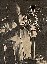 Der Hiltruper Goldschmiedemeister August Raring bei der Arbeit an der Monstranz für die Pfarrkirche St. Marien in Hiltrup-Ost (1956)