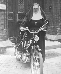 Gemeindeschwester Altrudis MSC mit ihrem neuen Moped, ein Geschenk des Gemeinderats (29.5.1954; Foto: Hiltruper Museum)