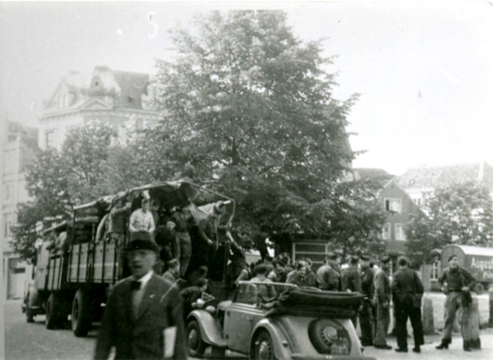 Französische Zwangsarbeiter vor der Rückfahrt in ihr Hiltruper Lager (Mai/Juni 1943; Foto: Stadtarchiv Münster, Pg. Wiemers)