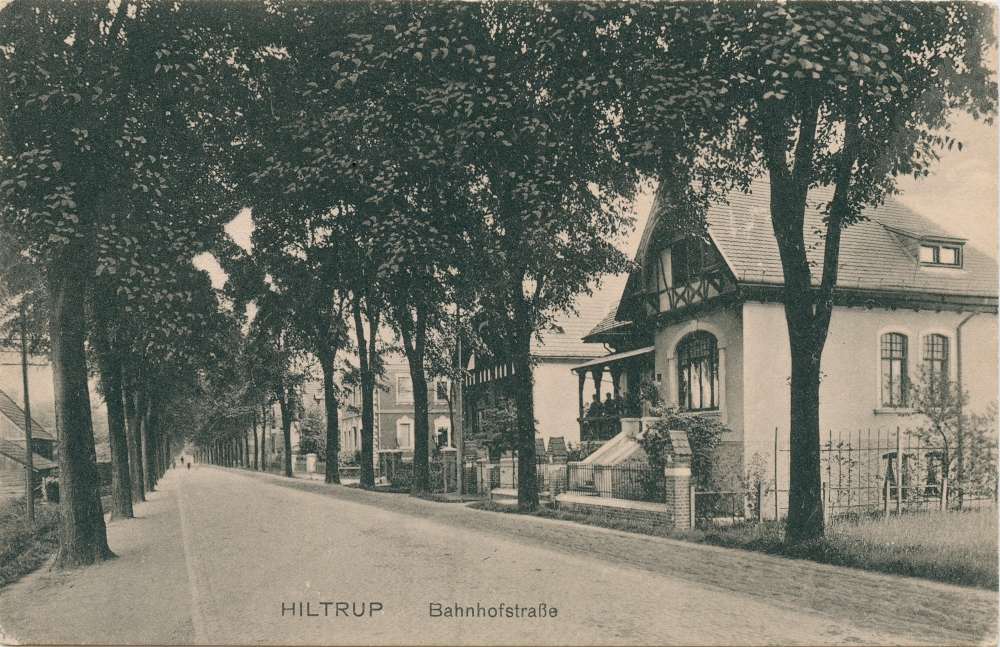 Hiltrup, Bahnhofstraße um 1920, Blick nach Osten. Von rechts Nr. 60, 62 und 64 (Harling) (historische Postkarte, Hiltruper Museum)