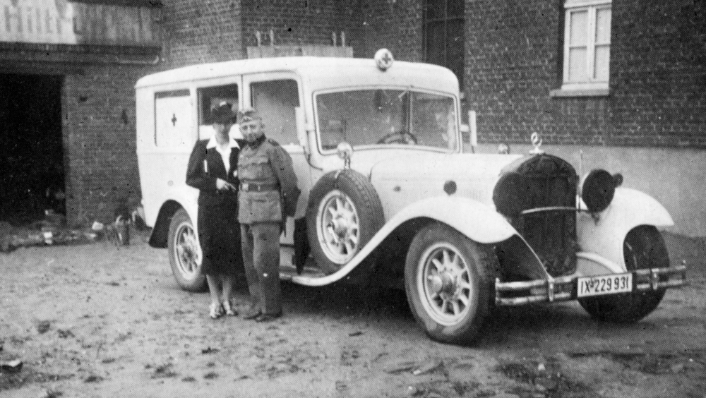 Der erste Hiltruper Krankenwagen: Ein von der Familie Winkelmann geschenkter PKW, in Hiltrup von der Firma Stein umgebaut (Foto: um 1940)