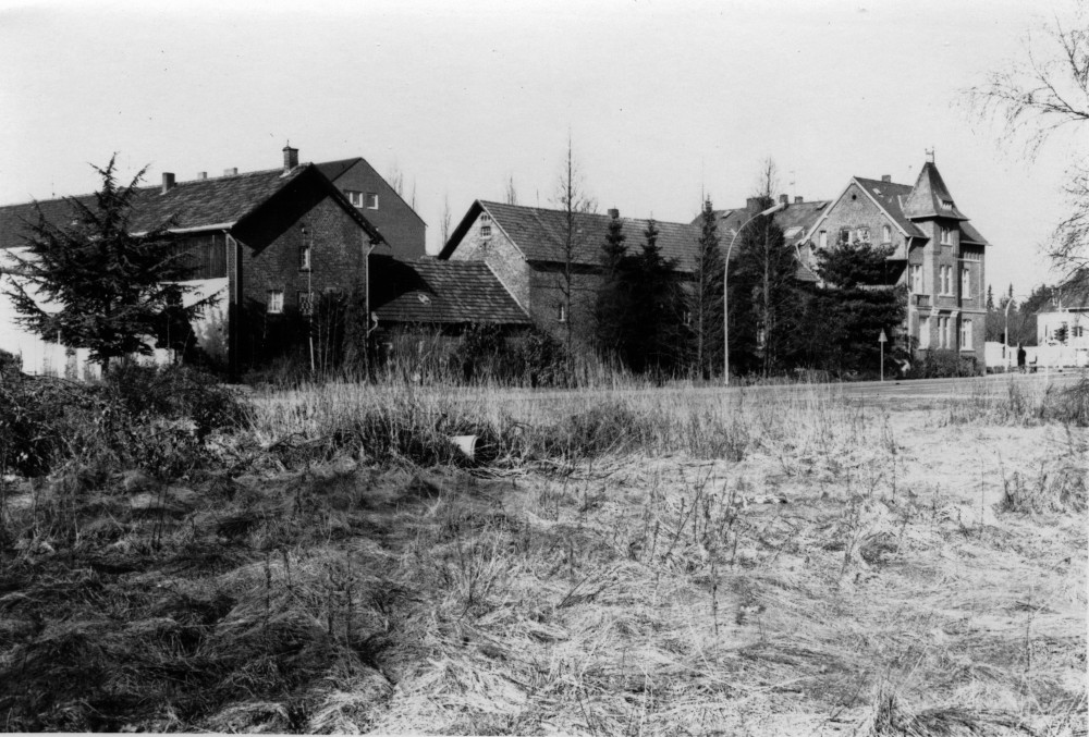 Der Gebäudekomplex Hanses-Ketteler an der Glasuritstraße in Hiltrup, von Südosten gesehen (um 1985; Foto: Henning Klare)