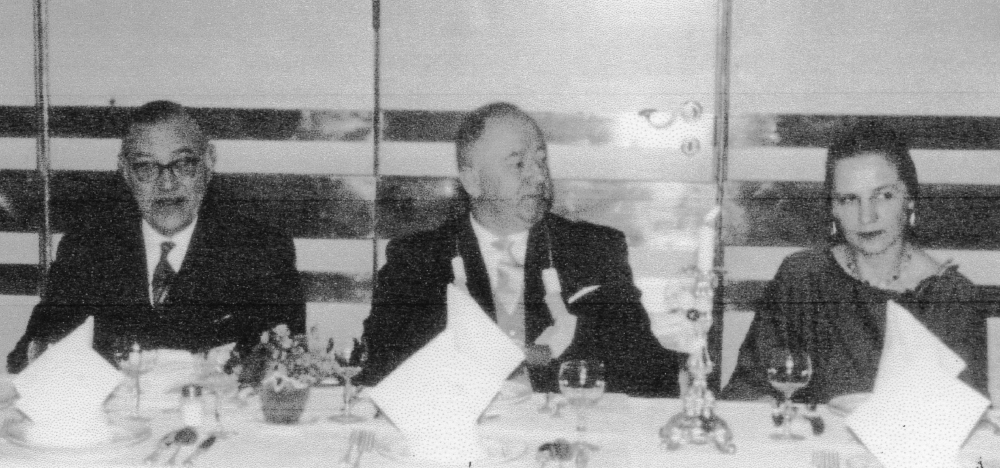 Hiltruper Röhrenwerk: v.l. Kaufmännischer Betriebsleiter Walter Stein, technischer Betriebsleiter Rudolf Schorr, Frau Schorr (um 1950; Foto: Hiltruper Museum)
