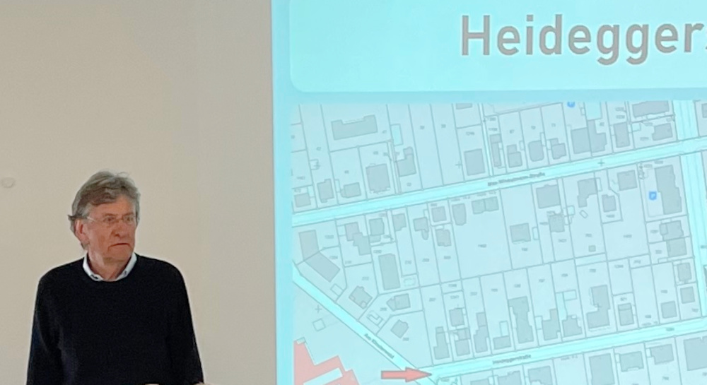 Bezirksbürgermeister Stein eröffnet die Bürgerversammlung zur Umbenennung der Heideggerstraße (Stadthalle Hiltrup, 27.2.2023; Foto: Henning Klare)
