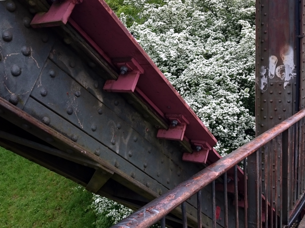 Hiltruper Prinzbrücke: Dicke Stahlplatten krallen sich an das Tragwerk (30.4.2018; Foto: Henning Klare)