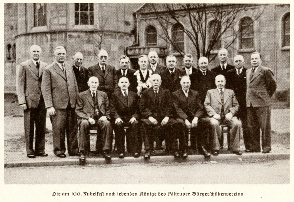 Gruppenfoto der noch lebenden Schützenkönige des Hiltruper Bürgerschützenvereins, rechts Gustav Fiegenbaum (Festschrift zur 100jährigen Jubelfeier, Juni 1951; Hiltruper Museum)