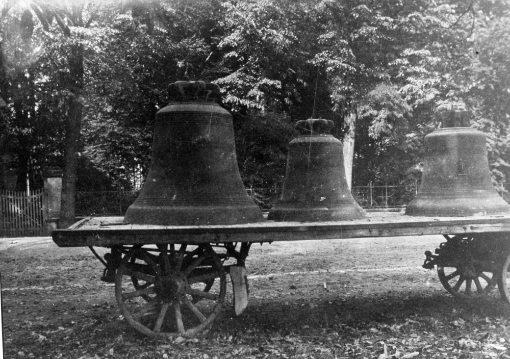 Drei Bronzeglocien von St. Clemens Hiltrup werden abgeholt zum Einschmelzen (5.9.1917; Foto: Hiltruper Museum)