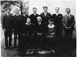 Johann Hüls mit seiner Frau Anna. Dahinter die sozialdemokratischen "Kostgänger" (v.l.) Erich Bohn, Peter Finke, Max Richmann, Jan Kannscheid, Franz Skibar, Franz Schepplick, Andreas Bottke (Foto: 1929)