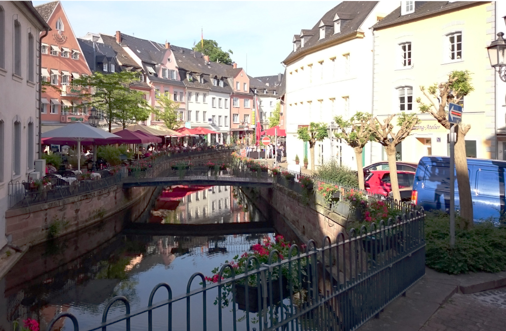 Saarburg: Buttermarkt an der Leuk (17.6.2015; Foto: Henning Klare)