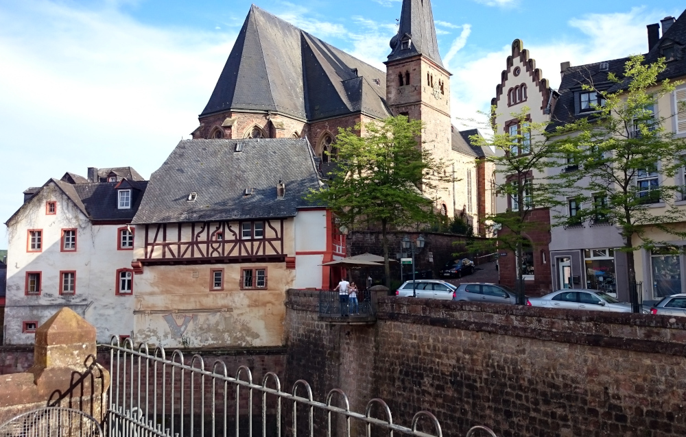 Oberhalb des Wasserfalls: St. Laurentius (17.6.2015; Foto: Henning Klare)