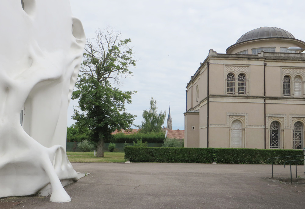 Delme: Kunst vor und in der früheren Synagoge (20.6.2015; Foto: Klaus Meyerbröker)