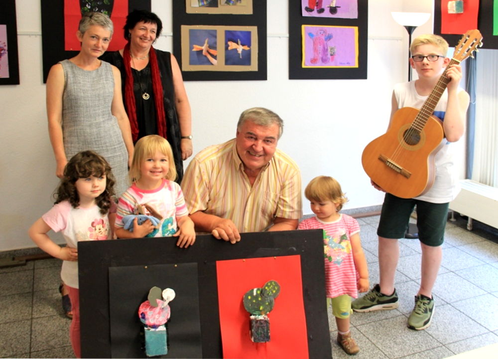 KinderKunst: Ausstellungseröffnung mit vorne v.l.: Zoe, Aurelia,Bezirksbürgermeister Joachim Schmidt, hinten v.l.: Tatjana Schmidt, Sigrid Liebe (10.7.2017 in der Alten Post Berg Fidel)