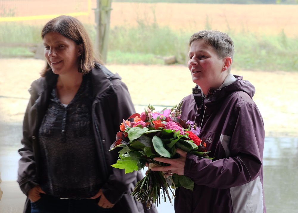 Pastorin Bentrop (r. neben Ruth Brameier) mit einem dicken Dankeschön-Blumenstrauß (14.7.2017; Foto: Klare)