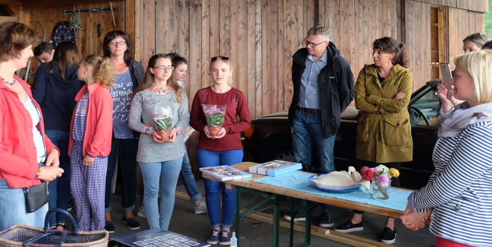 Gäste aus Belarus rezitieren Goethe (r. Dometscherin Olga Nesterowitsch)(14.7.2017; Foto: Klare)