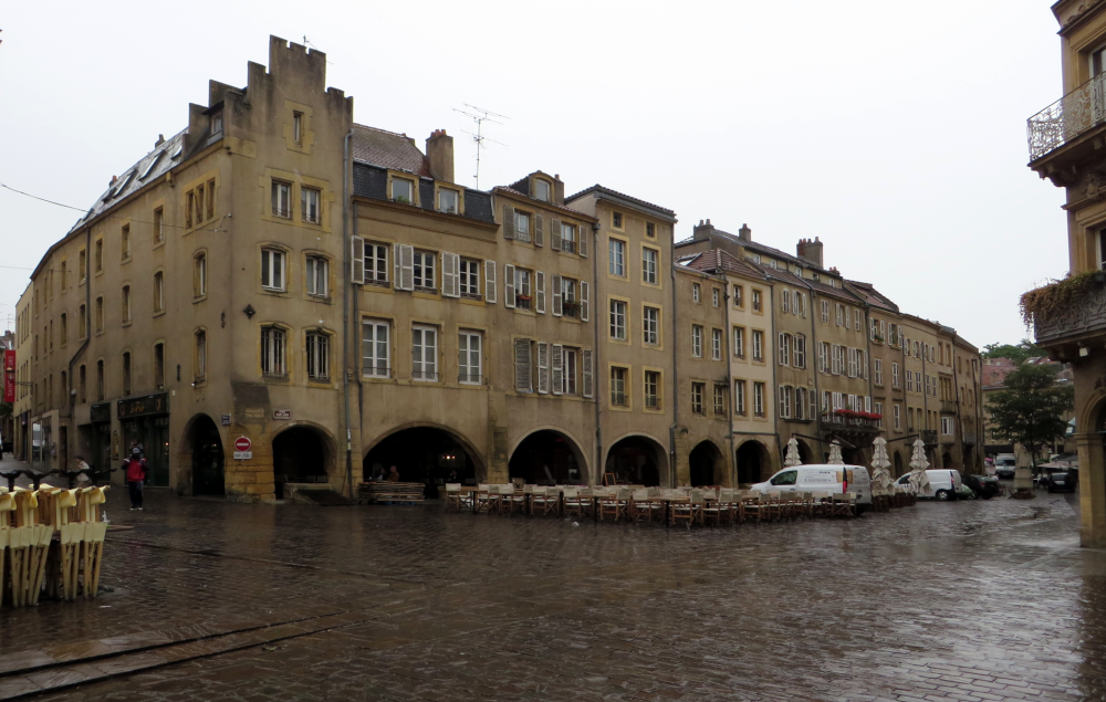 Metz, Place Saint Louis am Regen-Vormittag (22.6.2015; Foto: Klaus Meyerbröker)