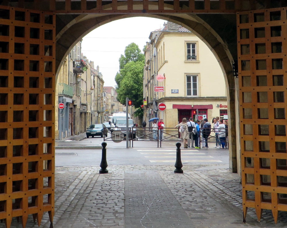 Metz, durch die Porte des Allemands in die Altstadt (22.6.2015; Foto: Klaus Meyerbröker)