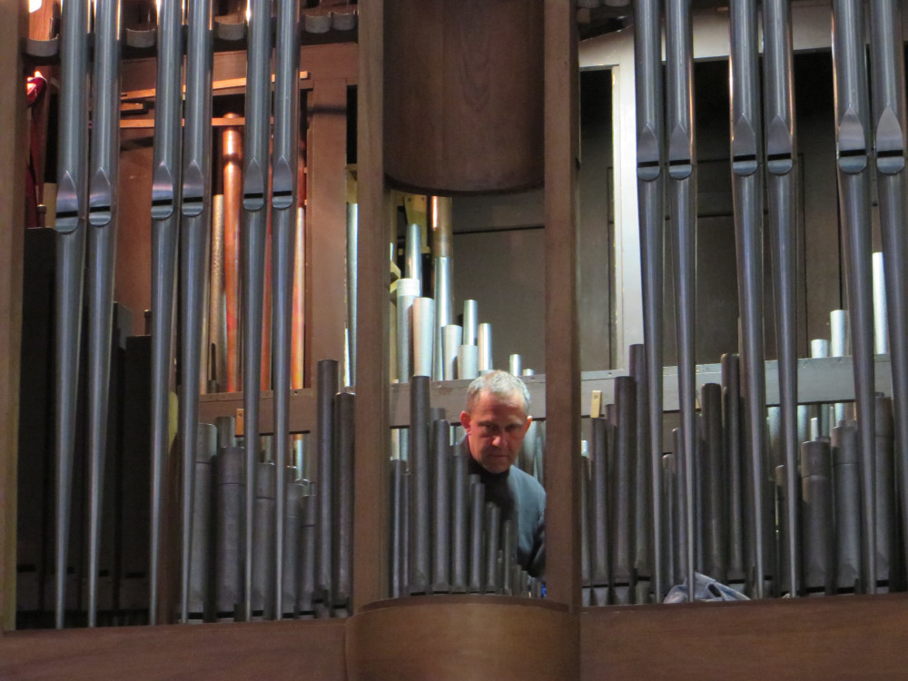 Metz, Cathédrale Saint-Étienne: Der Orgelstimmer an der Arbeit (22.6.2015; Foto: Klaus Meyerbröker)