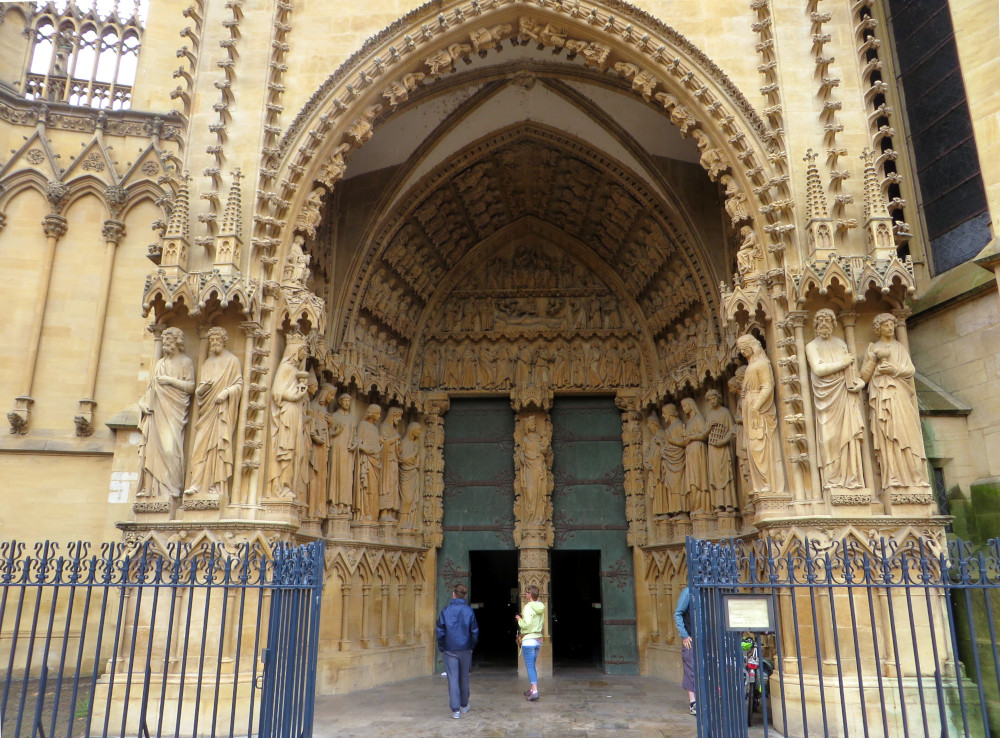 Metz, Cathédrale Saint-Étienne: Liebfrauenportal mit Rad (22.6.2015; Foto: Klaus Meyerbröker)