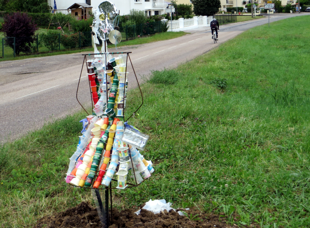 Contz-les-Bains schmückt sich mit Müll (23.6.20215; Foto: Klaus Meyerbröker)