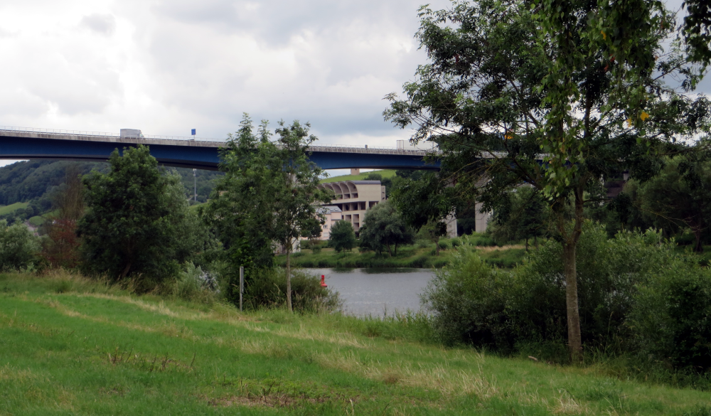 Wohn-Idyll unter der Brücke (23.6.2015; Foto: Klaus Meyerbröker)