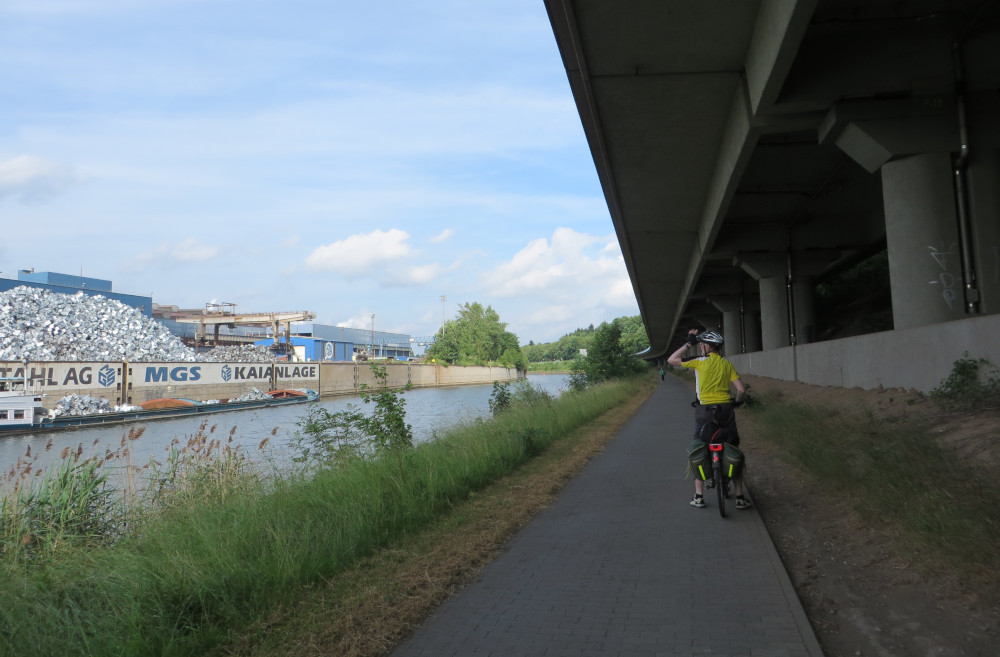 Radwandern unter der Autobahn bei Völklingen (18.6.2015; Foto: Klaus Meyerbröker