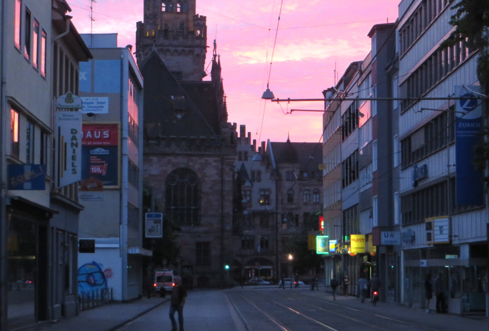 Saarbrücken in der Dämmerung: Wenig Altes, viel Neues (18.6.2015; Foto: Klaus Meyerbröker)